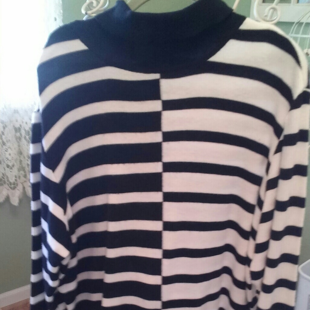 Nina Leonard Ladies sweater